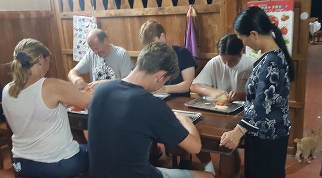 Participación en la preparación de la cena en casa de una familia local