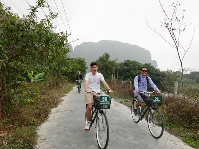Pasean por los pueblos étnicos tranquilos de Pu Luong en bici