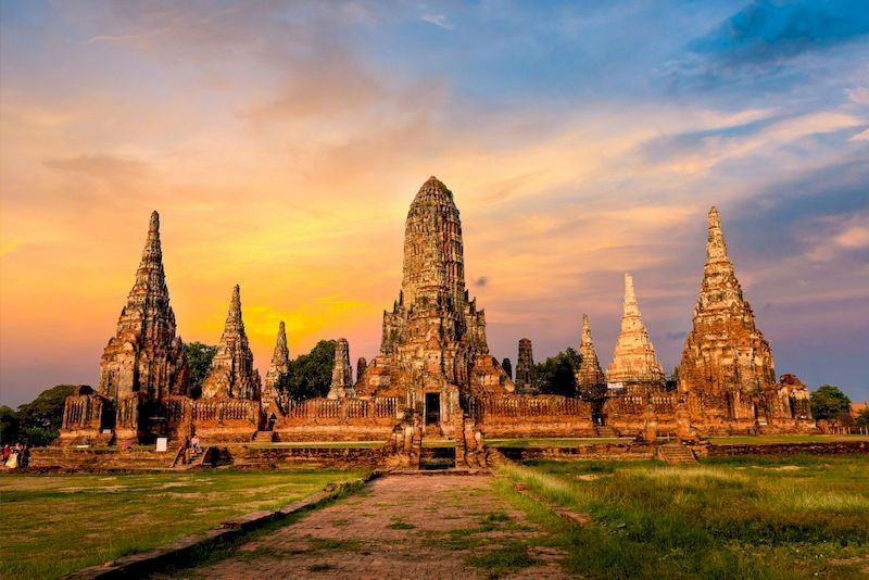 Belleza tranquila bajo la luz del atardecer en un templo de Ayutthaya