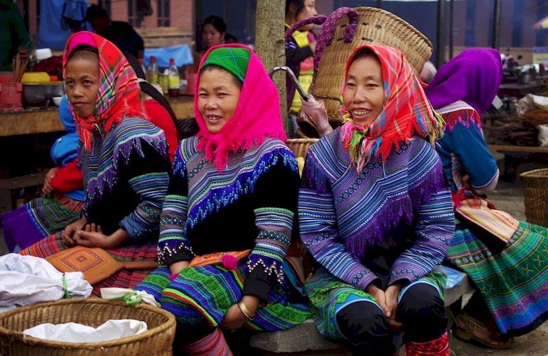 La gente étnica en un mercado semanal en Bac Ha (el norte de Vietnam)