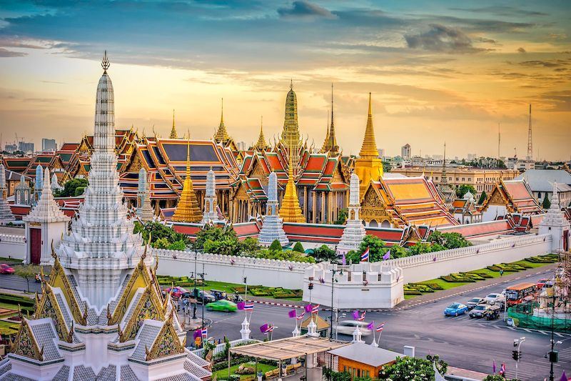 Gran Palacio de Bangkok, con su deslumbrante arquitectura y rica historia, atrae por su esplendor real y su importancia histórica