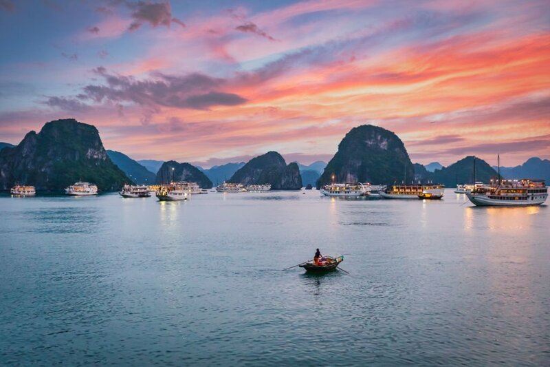 ¿Quieres observar el amanecer en la bahía de Halong, con sus queridos?