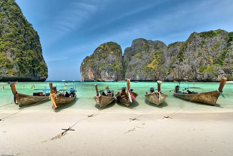 Una playa en Phuket con aguas cristalinas de un azul claro