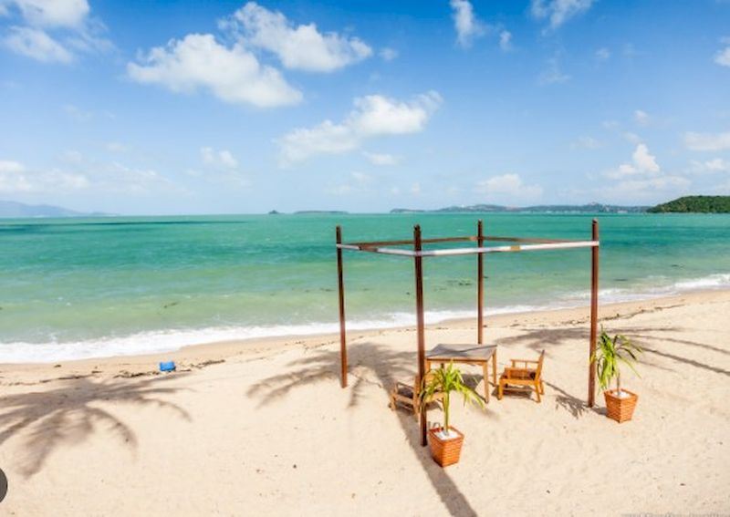El espacio de relajación en la playa es limpio y hermoso.