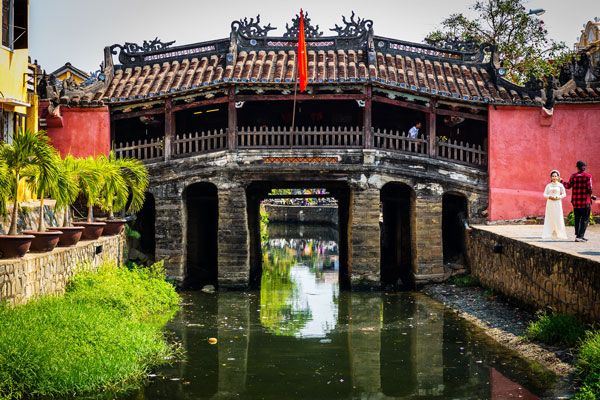 El puente japonés se encuentra en pleno centro del casco histórico de Hoi An