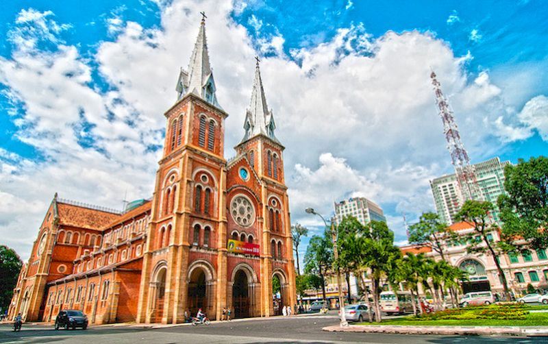 Descubre la ciudad de Ho Chi Minh a través de sus atracciones históricas y arquitectónicas.