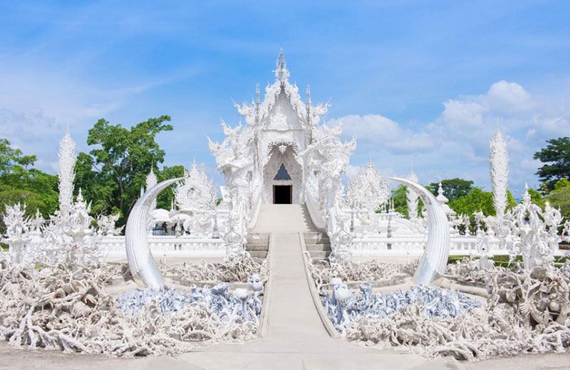 Templo Blanco se destaca por su color blanco brillante, que simboliza la pureza y la sabiduría budista